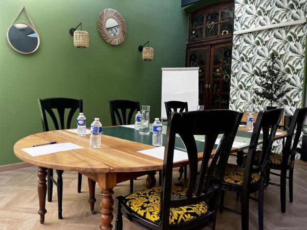 A seminar and coworking room in the centre of La Rochelle, close to the Old Port of La Rochelle is offered to you by the Hotel de la Paix